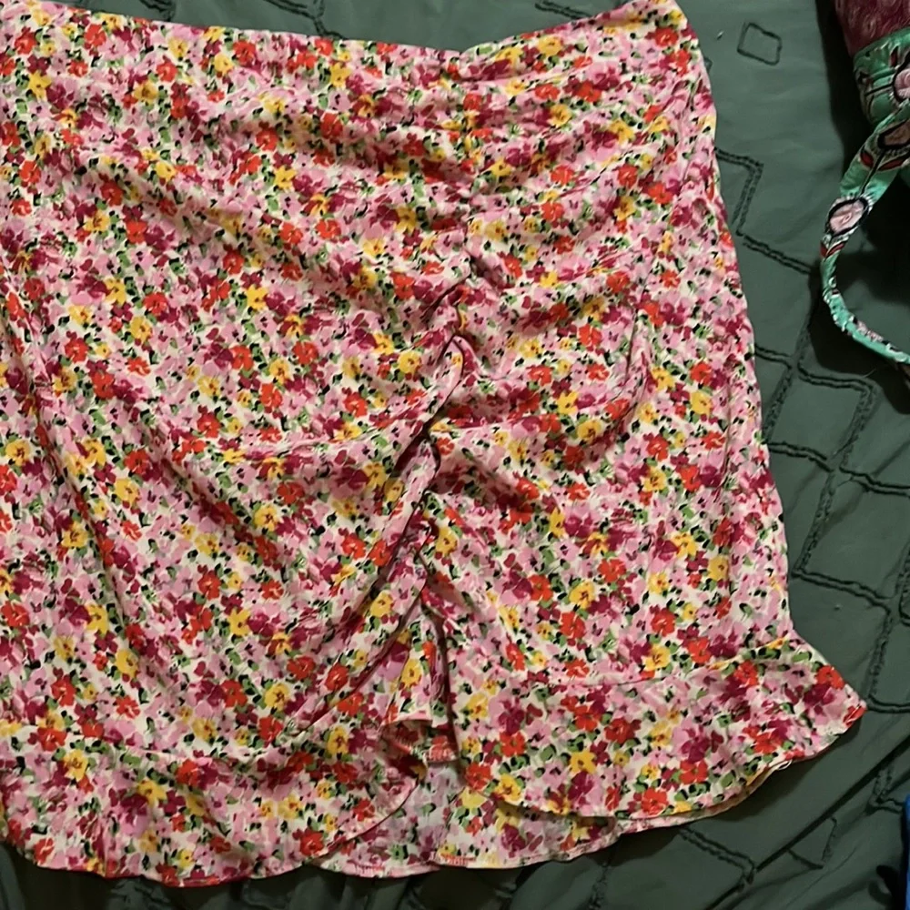 Floral mini skirt size 16 - Picture 2 of 4